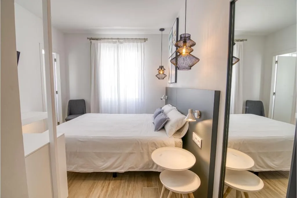 Double or Twin STANDARD Room, Hostal Restaurante La Isla S.L., Menorca