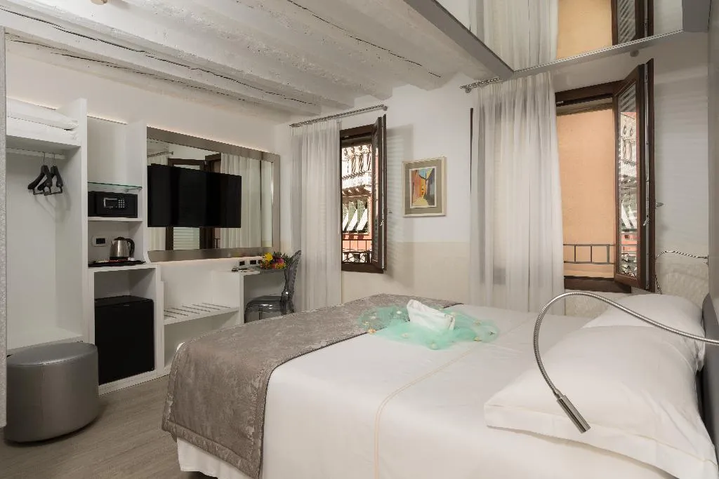 Double or Twin SUPERIOR Room, UNA HOTELS Ala Venezia - Adults +16, Venice