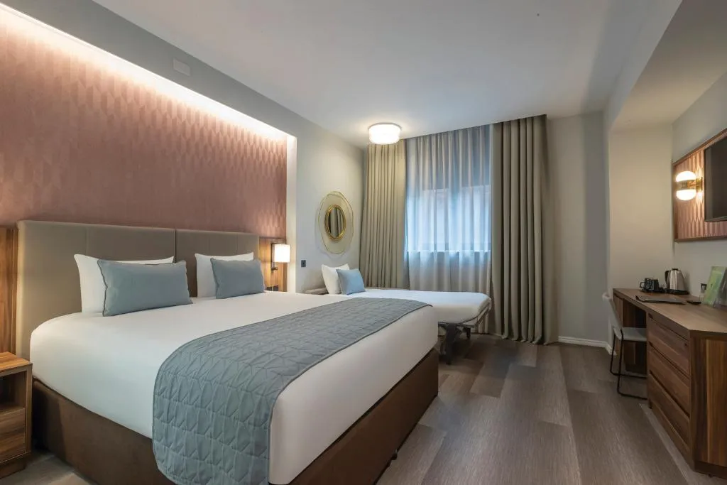 FAMILY ROOM DELUXE Room, Hotel Riu Plaza The Gresham Dublin, Dublin