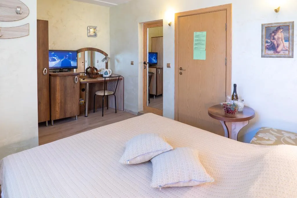 Room, Victoria, Varna
