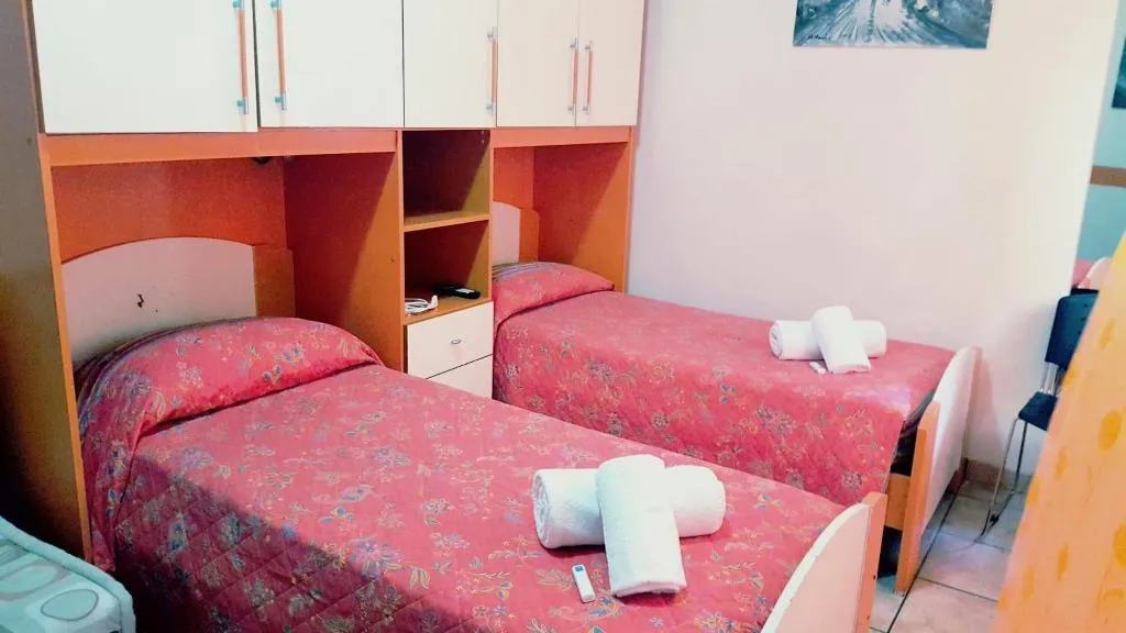 Room, B&B Piazza Ragusa, Naples
