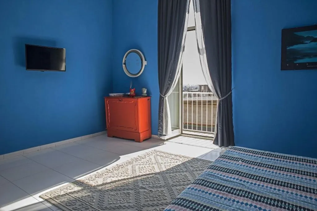 Room, Miracoletti38, Naples