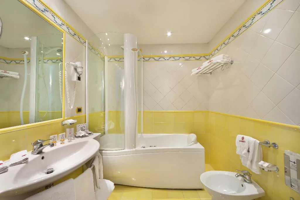 FAMILY ROOM CAPACITY 3 Room, Continental, Naples