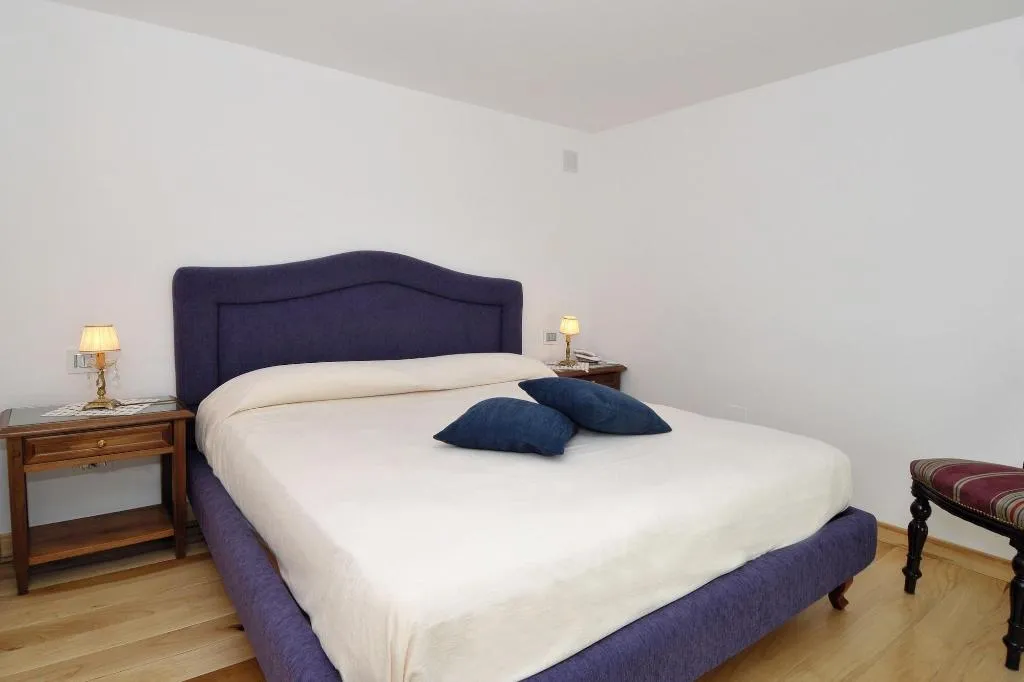 Room, Residenza Luce, Naples