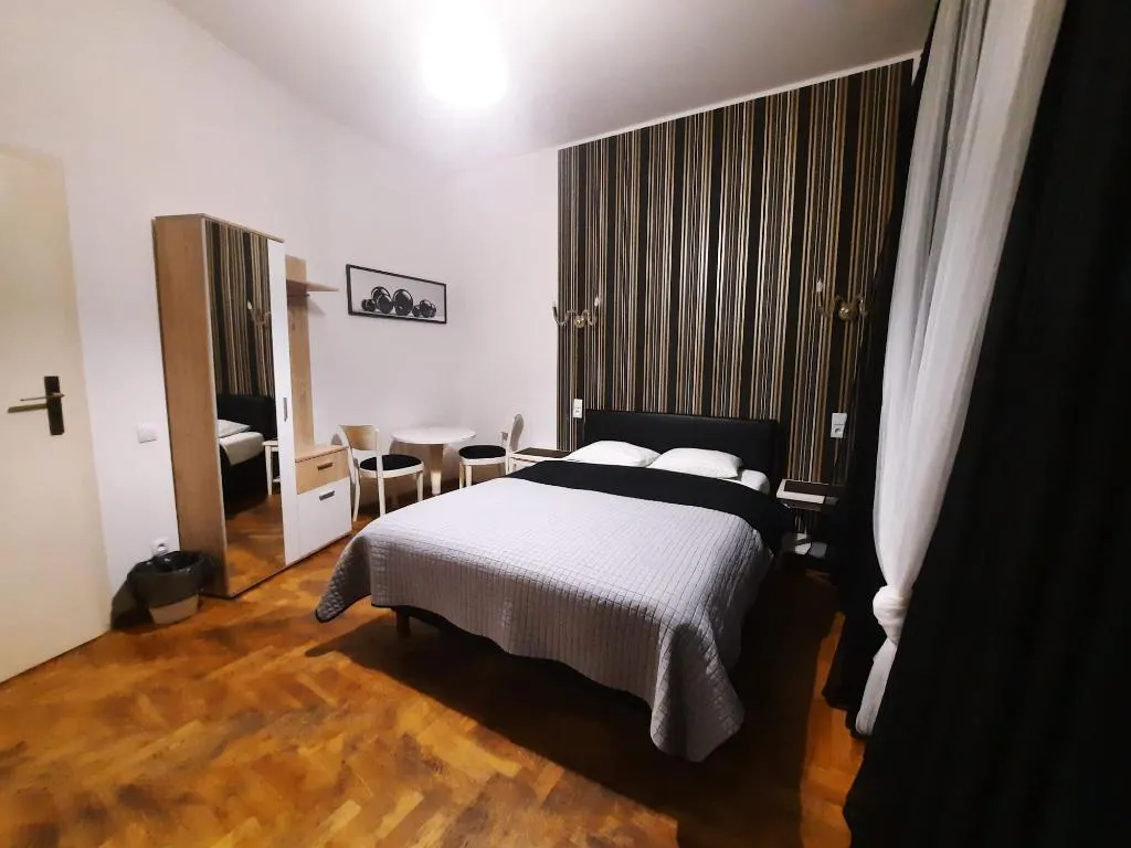 DOUBLE WITH SHARED BATHROOM Room, Lorf Hostel&Coffee, Krakow