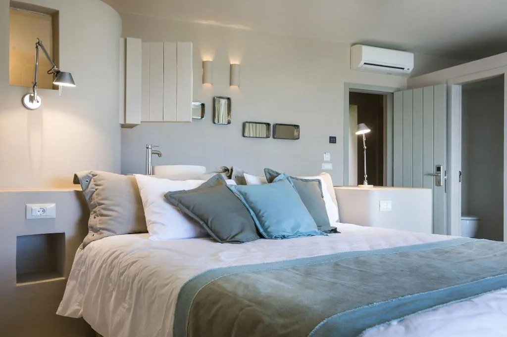 Room, F Zeen, Kefallinia