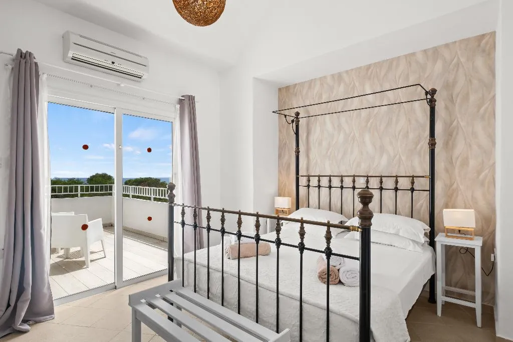 VILLA FOUR BEDROOMS Room, Thalassines Villas, Cyprus