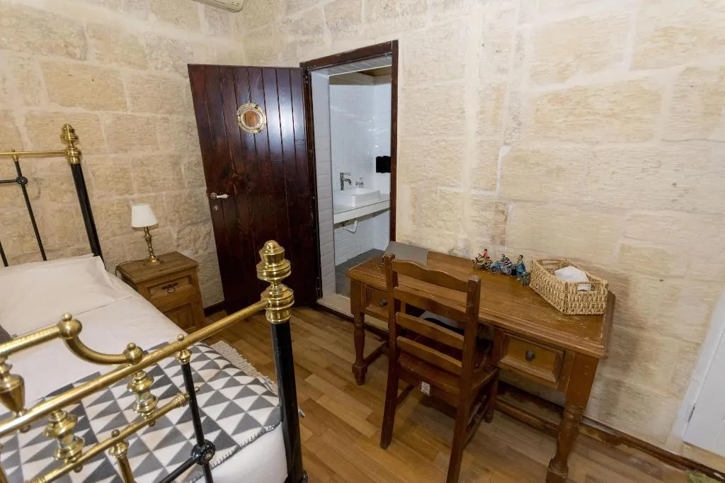 Room, The Burrow Guest House, Malta