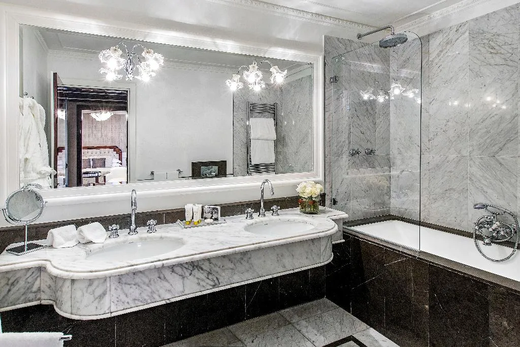 FAMILY ROOM THREE BEDROOMS Room, Baglioni Hotel Regina, Rome
