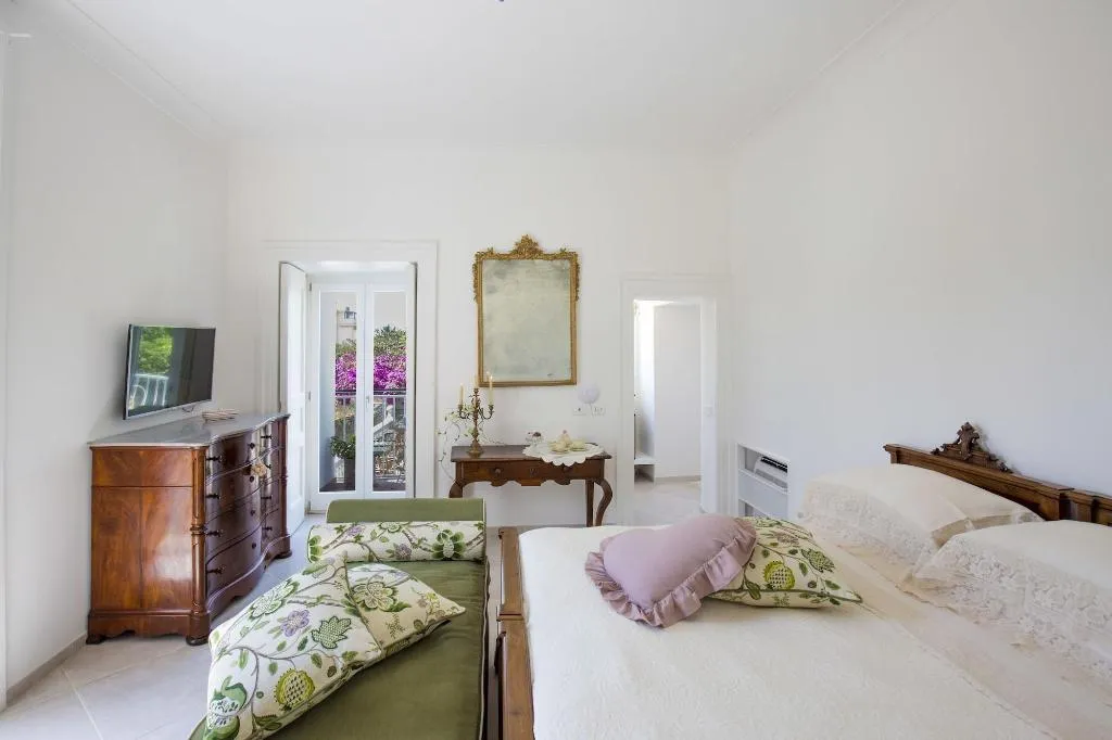 Room, Palazzo Cacace, Naples