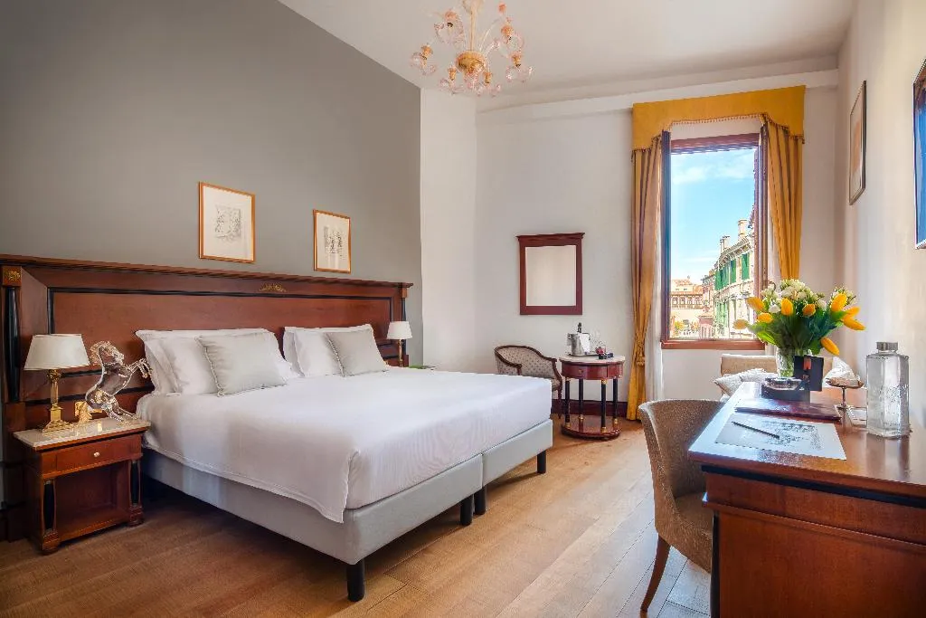 JUNIOR SUITE CANAL VIEW Room, All'Angelo Art Hotel, Venice
