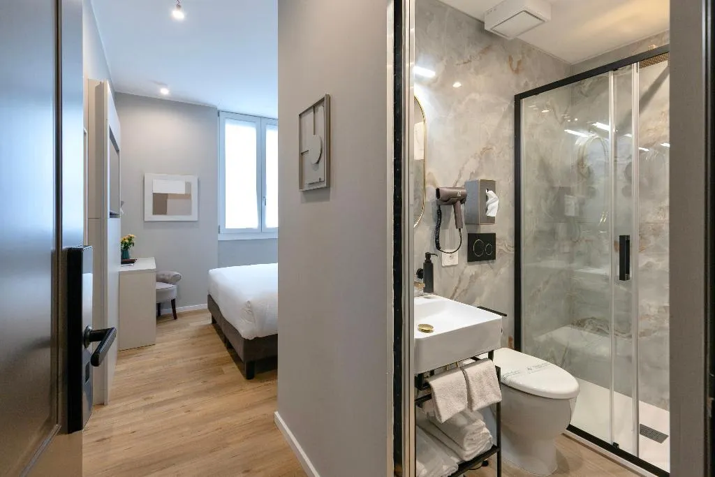 Double or Twin SUPERIOR WITH BALCONY Room, Ah - Duomo Signature, Milan