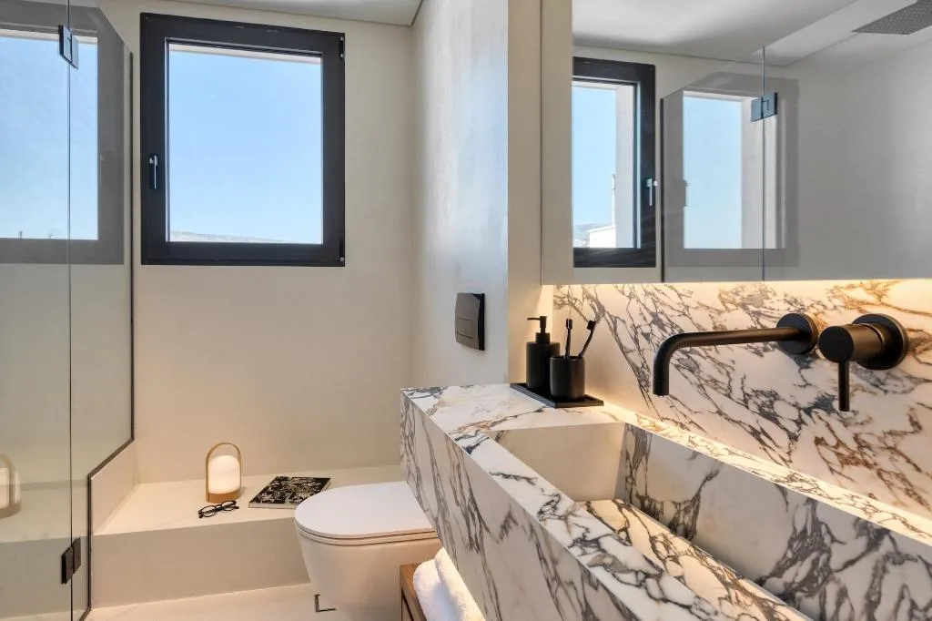 Room, Neoma, Athens