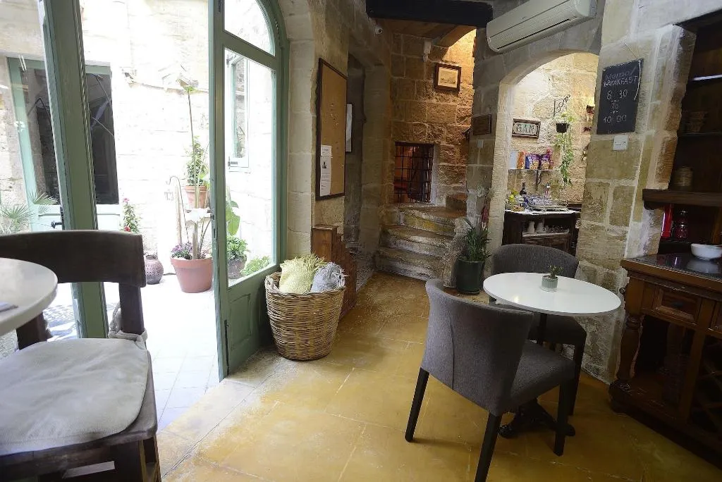 Bar, The Burrow Guest House, Malta
