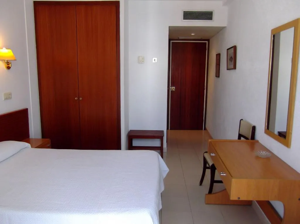 Room, Simeon, Costa Brava