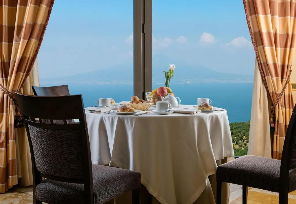 Restaurant, Grand Hotel Due Golfi, Naples