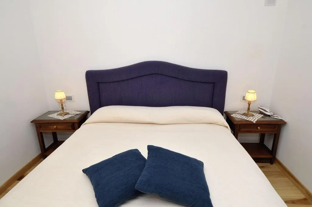 DOUBLE QUEEN SIZE BED Room, Residenza Luce, Naples