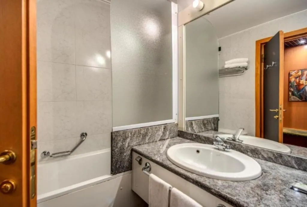 SINGLE STANDARD Room, Della Rotonda, Milan