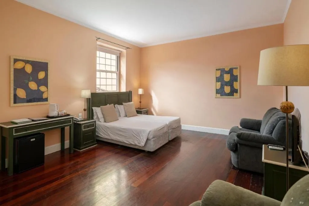 Room, Residencial Mariazinha, Madeira