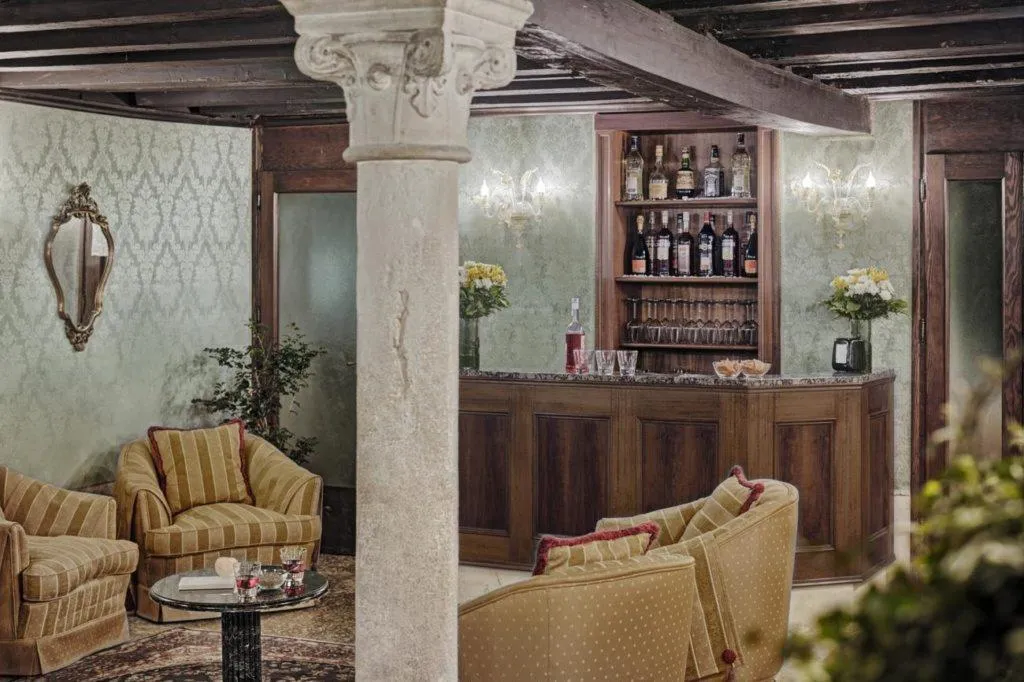 Bar, Pausania, Venice