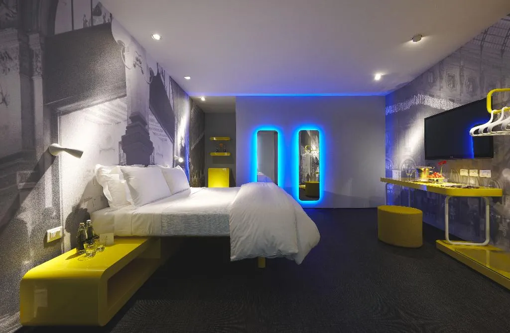 DOUBLE BUSINESS KING BED Room, The Street Milano Duomo, Milan