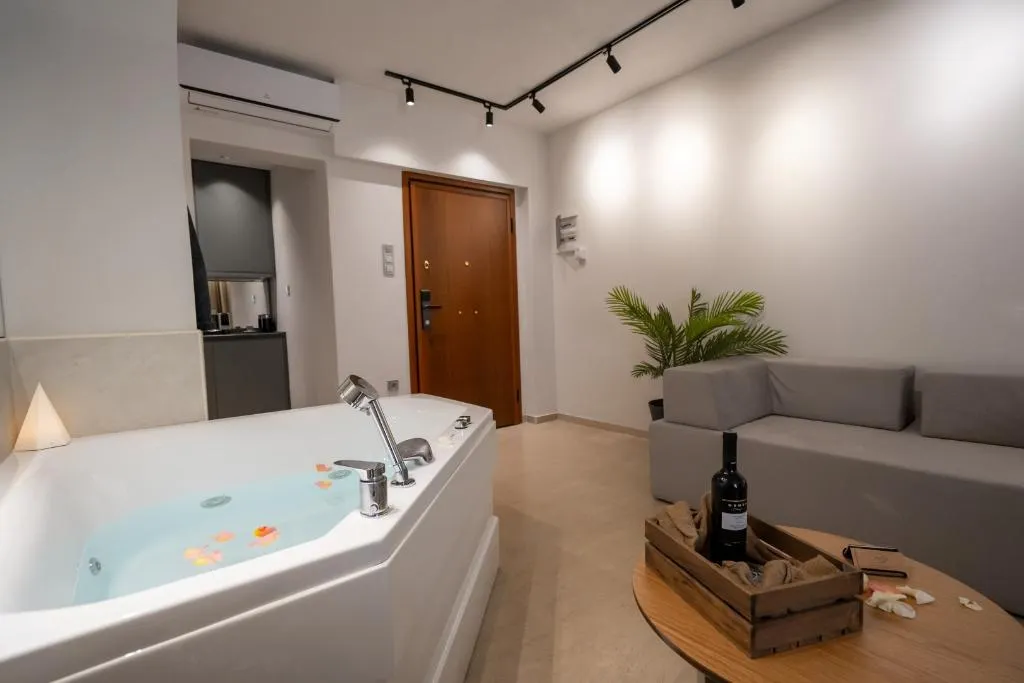 SUITE WITH JACUZZI Room, Sea And The City, Halkidiki