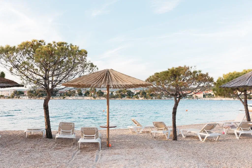 Beach, Spongiola, Split