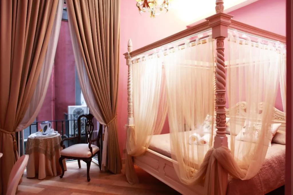 Room, Lanfipe Palace, Naples