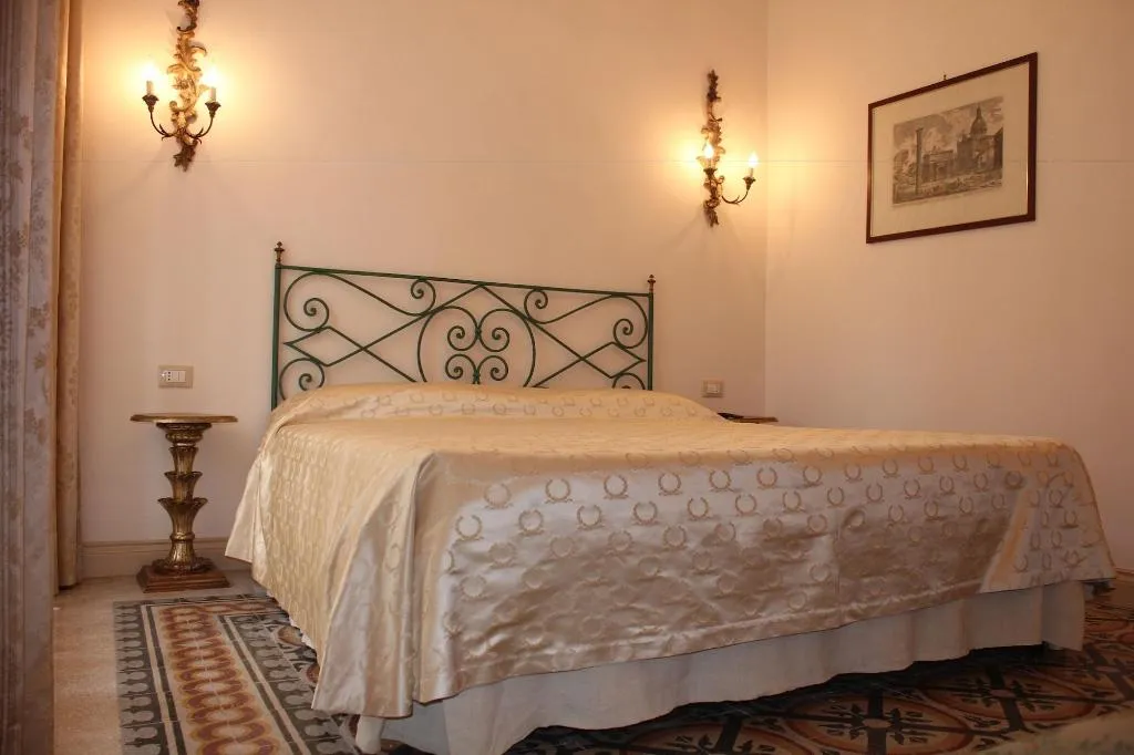 Room, Rome Charming Suites, Naples