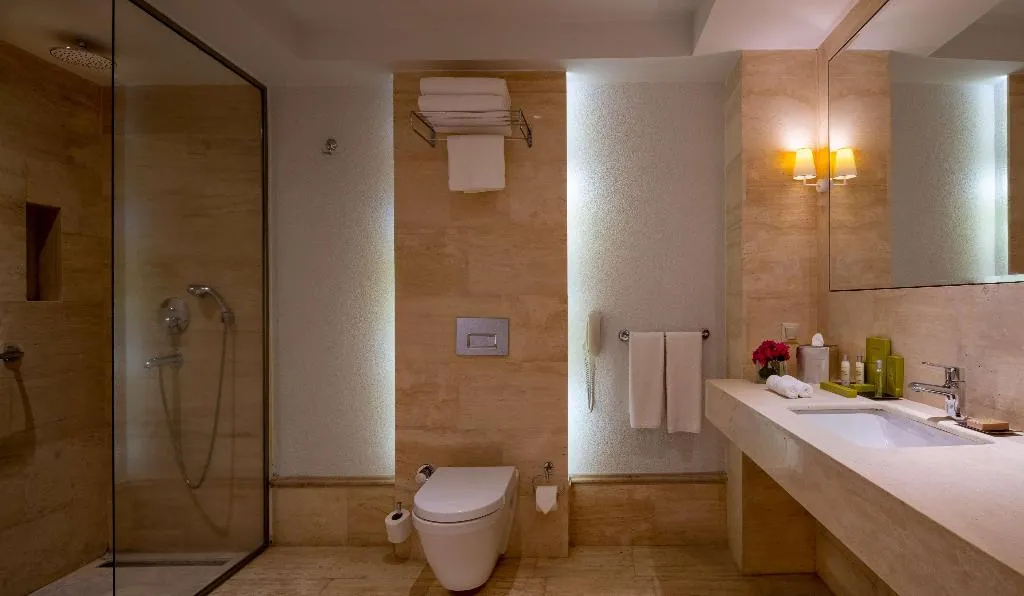 DOUBLE SUPERIOR QUEEN BED Room, DoubleTree by Hilton Bodrum Marina Vista, Bodrum
