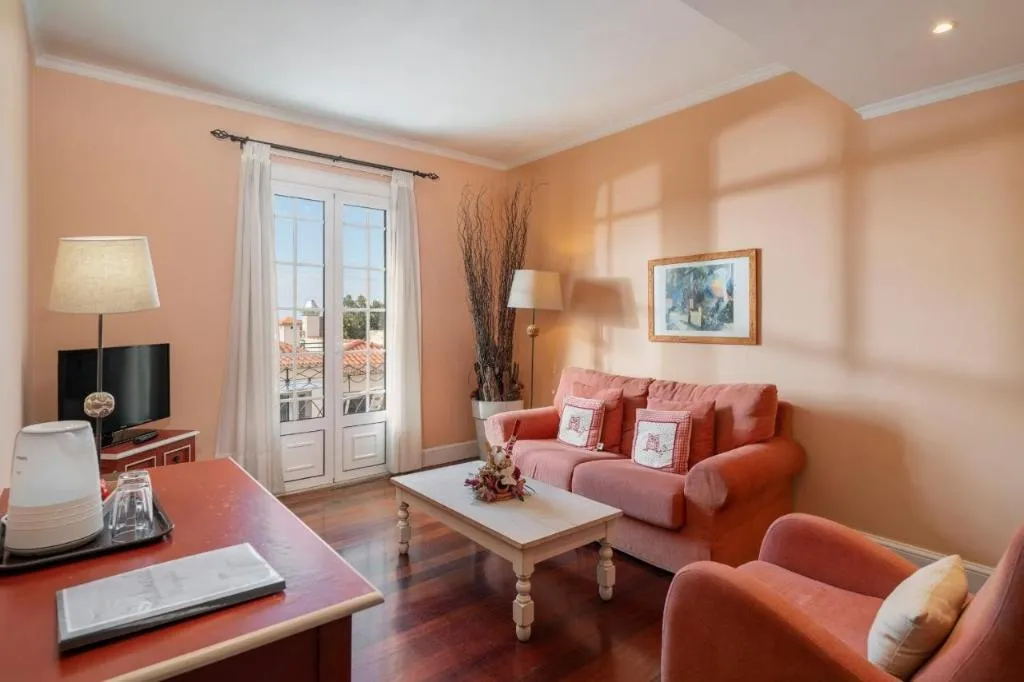 Room, Residencial Mariazinha, Madeira