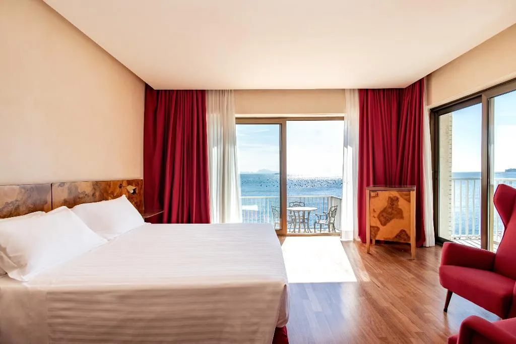 JUNIOR SUITE SEA VIEW Room, Royal Continental, Naples