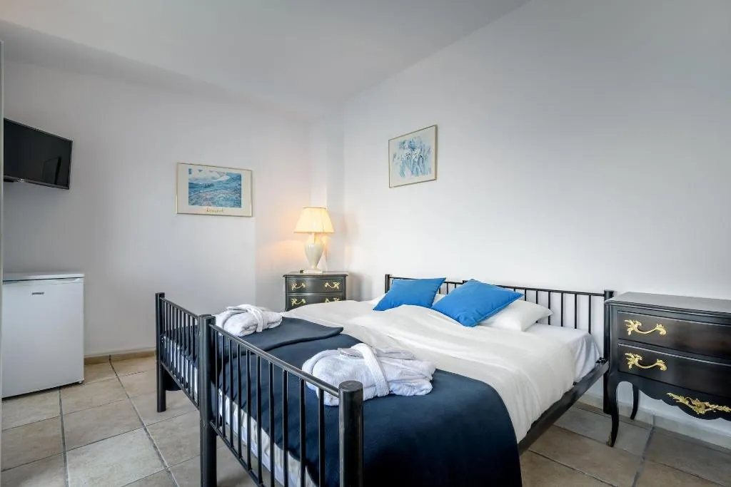 Room, Golden Grey Goose, Santorini