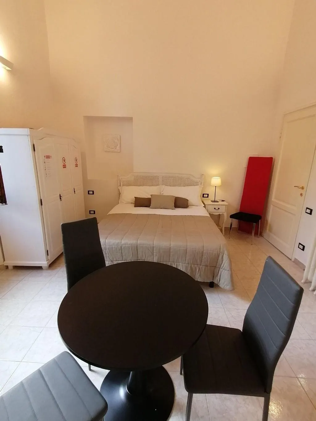 Room, B&B Leone X, Florence