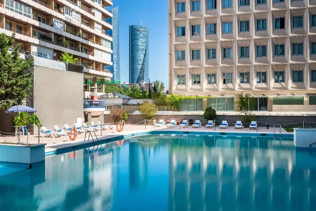 Pool, Hotel Madrid Chamartín Affiliated by Meliá, Madrid