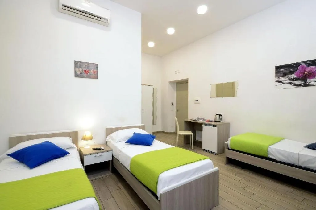 Room, Funikulì Funikulà, Naples