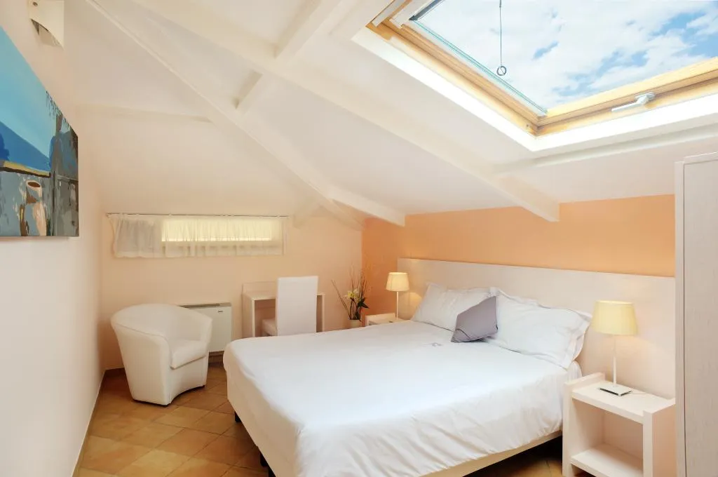 FAMILY ROOM CAPACITY 7 Room, Tasso Suites, Naples