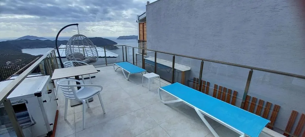 Room, Un Amor Hotel, Dalaman