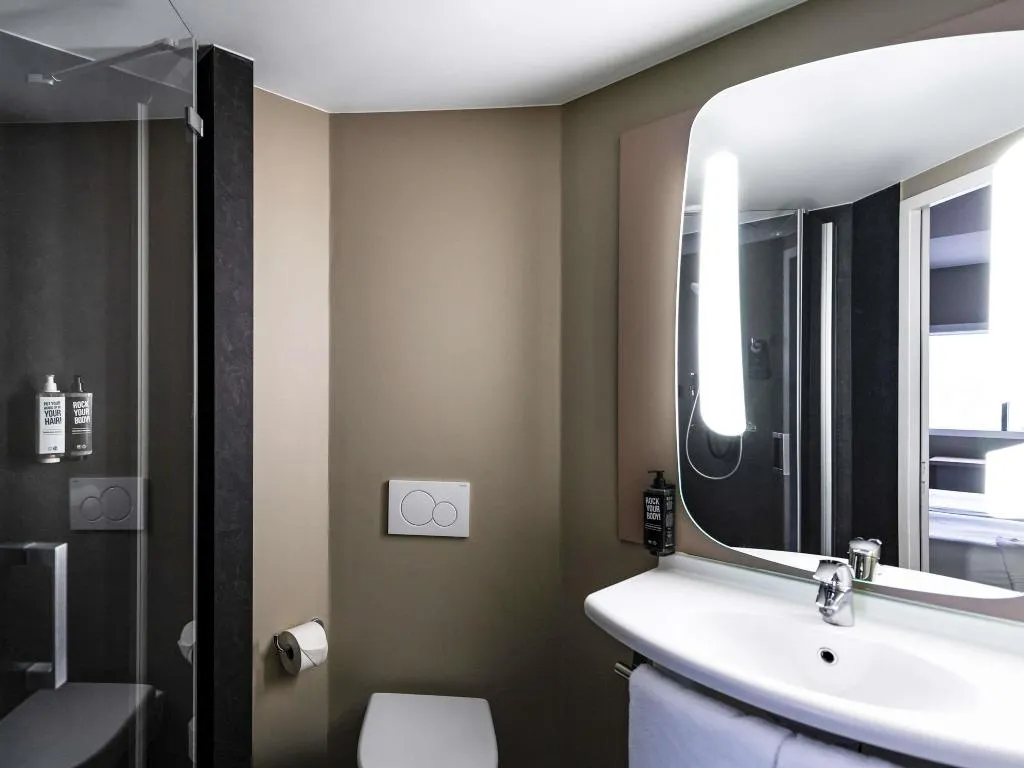 DOUBLE WITH DOUBLE BED Room, Ibis Amsterdam Centre, Amsterdam
