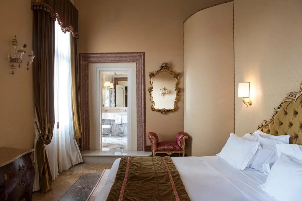 DOUBLE DELUXE WITH VIEWS Room, Nani Mocenigo Palace, Venice