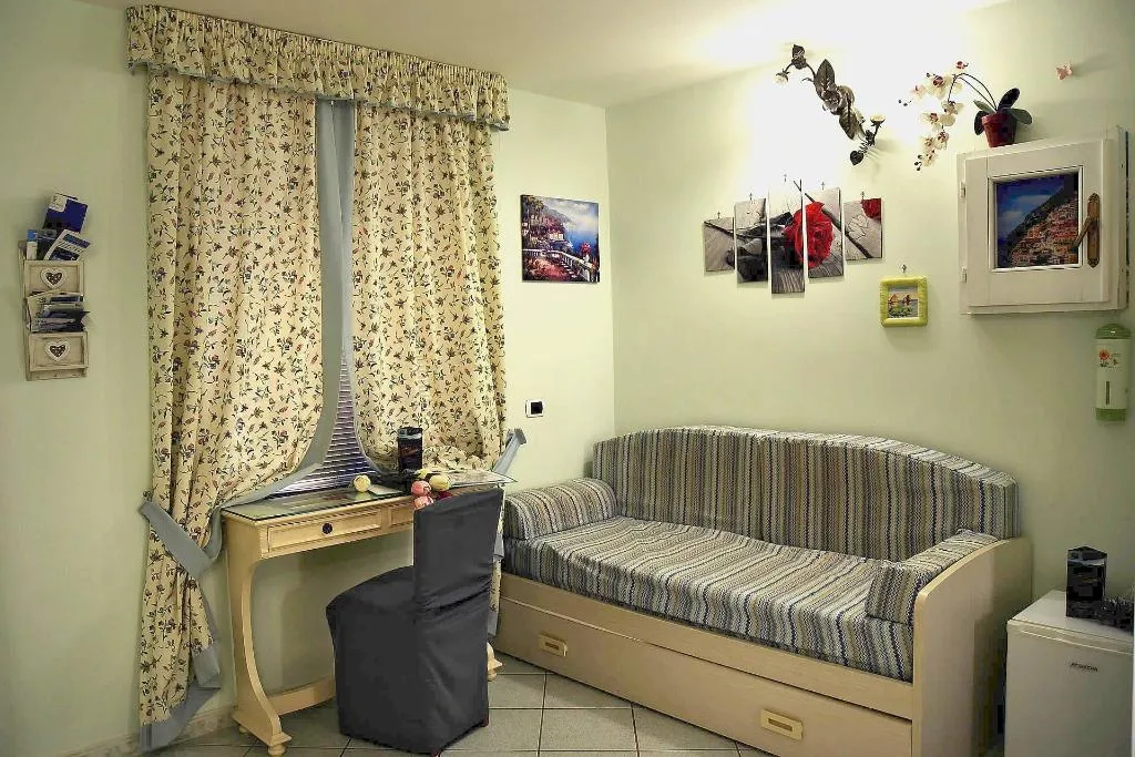Room, B&B Le Cycas, Naples