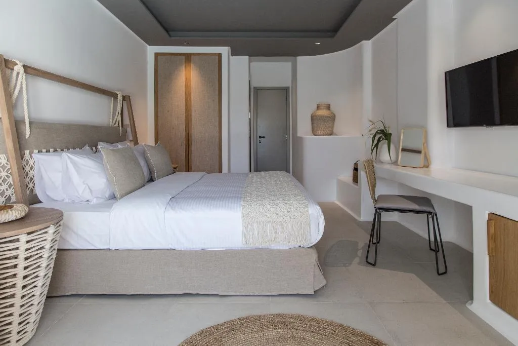 SUITE WITH JACUZZI Room, Adorno Suites Mykonos, Mykonos