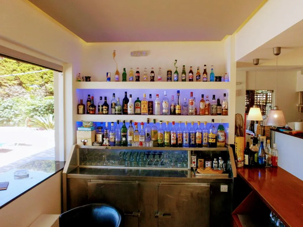 Bar, Iraklis, Crete