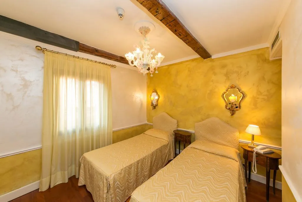 TWIN STANDARD Room, Pantalon, Venice