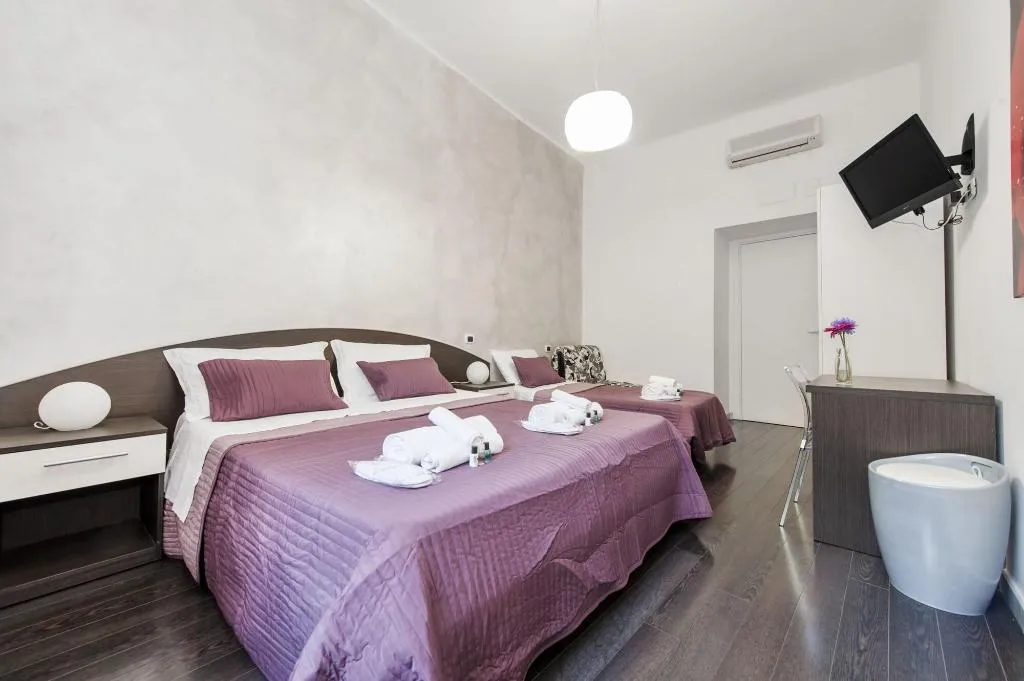 Room, Gate 40, Naples