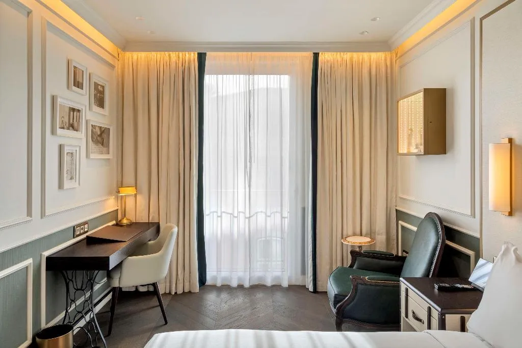 DOUBLE DELUXE KING BED Room, The Emerald House Lisbon, Curio Collection by Hilt, Lisbon