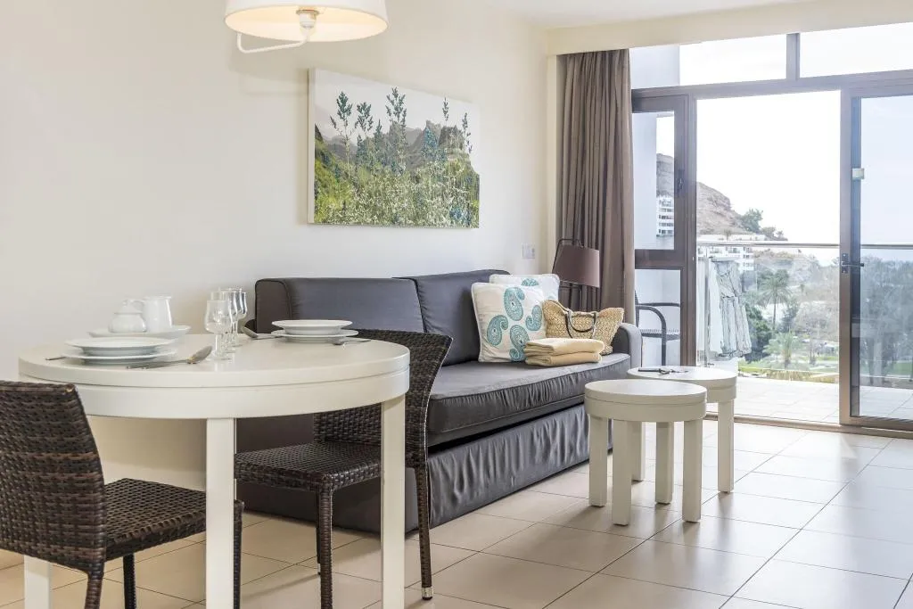 Room, Revoli, Gran Canaria