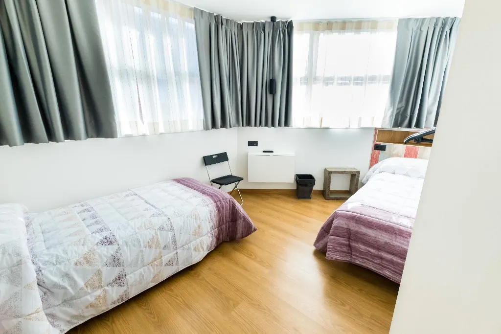 Double or Twin WITH SHARED BATHROOM Room, Far Home Bernabeu, Madrid