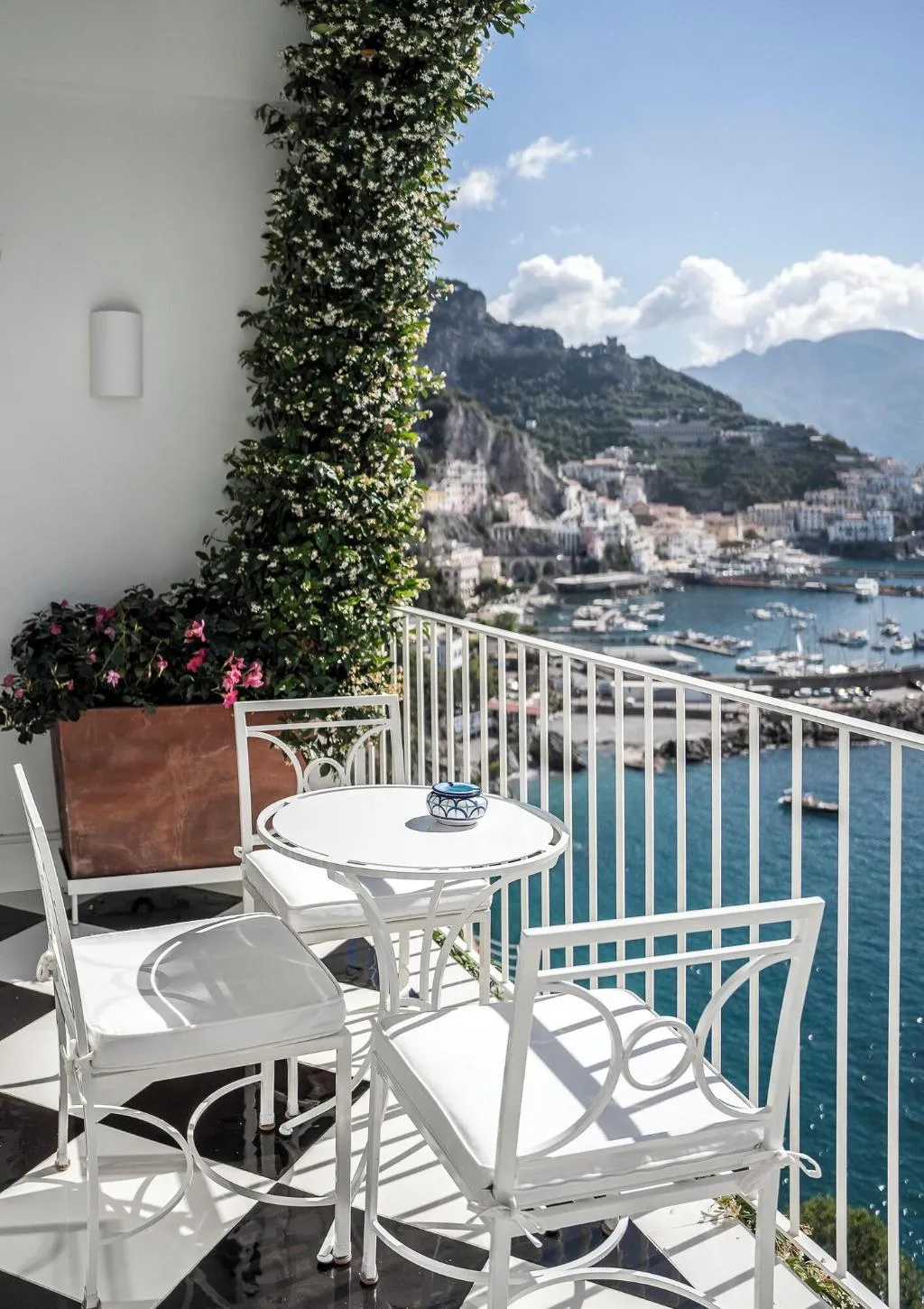 Bar, Miramalfi, Naples