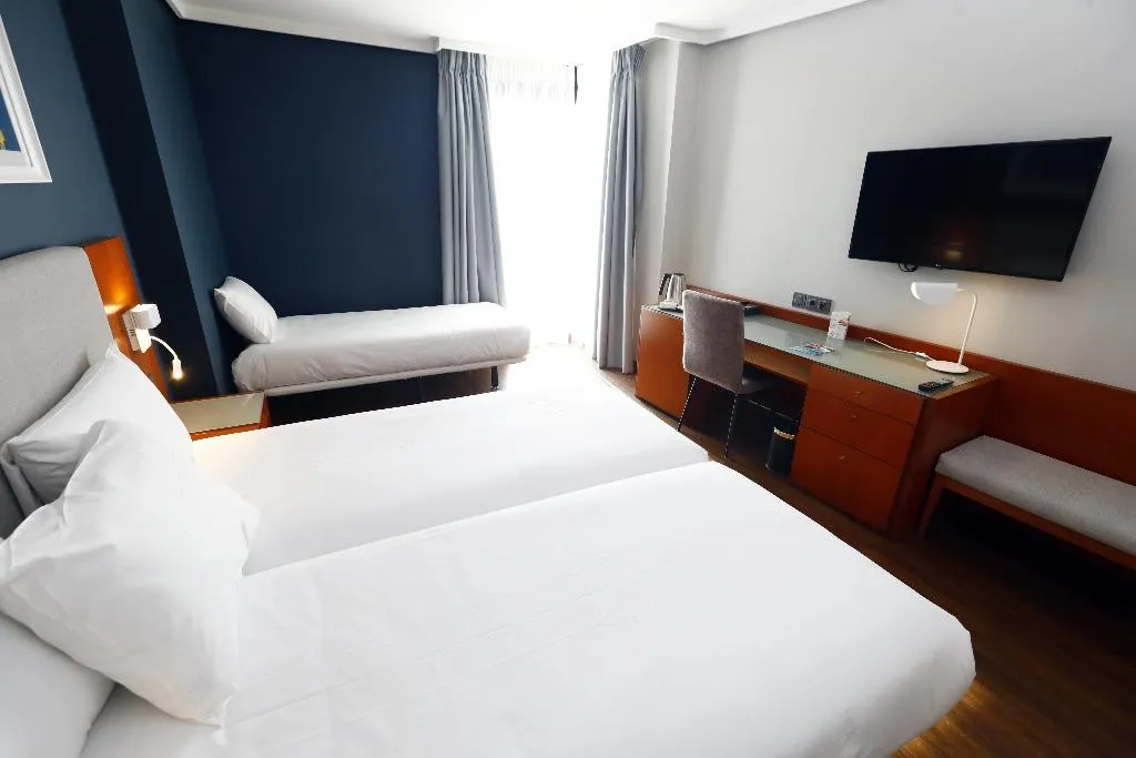TRIPLE STANDARD Room, Travelodge Madrid Coslada Aeropuerto, Madrid